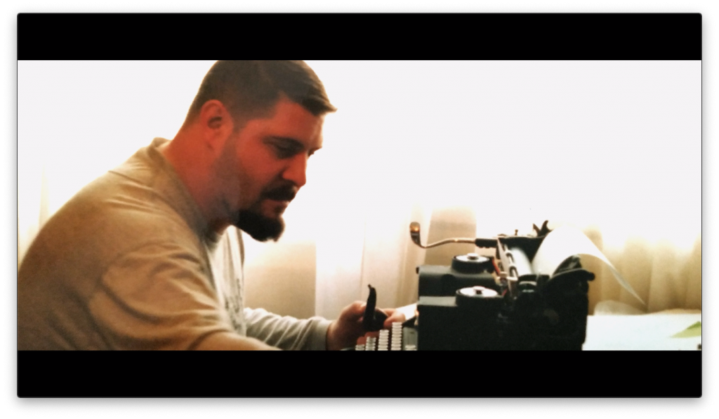 Aurelio Argel con su máquina de escribir